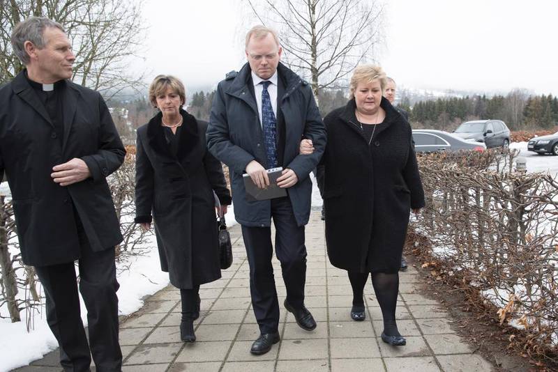 Statsminister Erna Solberg og ektemannen Sindre Finnes ankommer bisettelsen til Kaci Kullmann Five i Lommedalen kirke mandag. 
