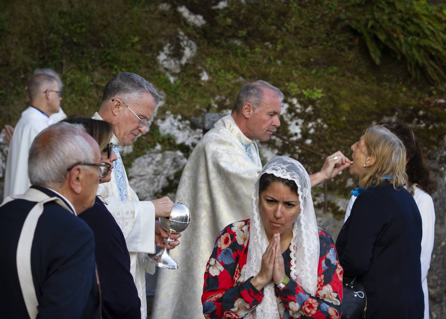 KOMMUNION: Det feires messe i grotten i Lourdes under militærvalfarten forrige helg. Religiøse ritualer kan spille en viktig rolle for veteraner som sliter med moralske skader og tilbaketrekning.