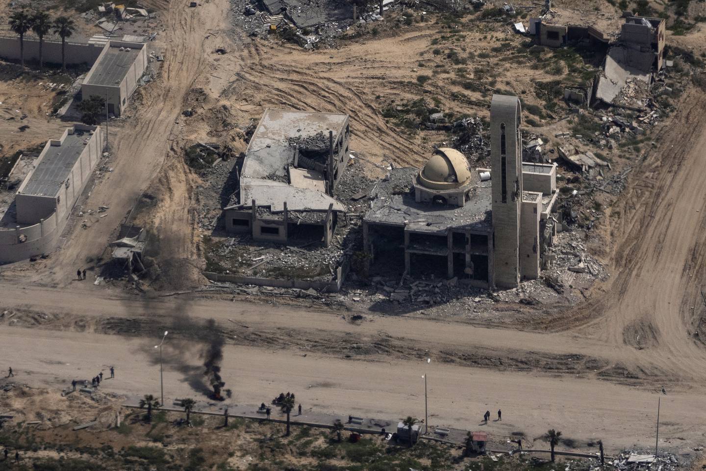Ødelagte bygninger på Gazastripen sett fra et amerikansk militærfly. Foto: Leo Correa / AP / NTB