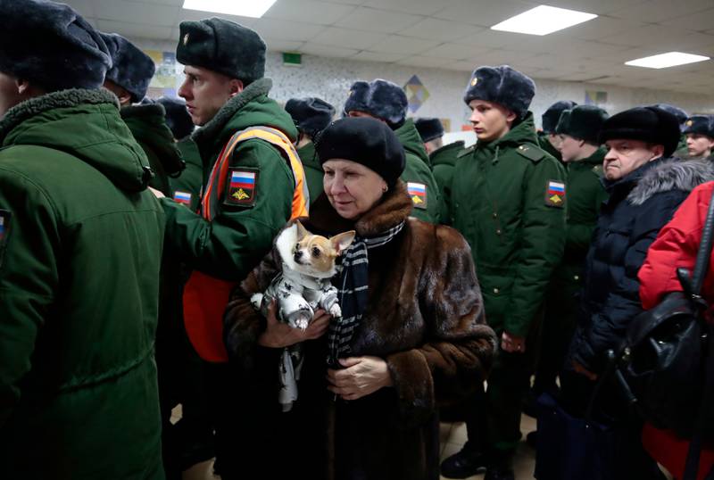 En kvinne i valgkø sammen med russiske militære. Militæret får mye ressurser, og begrenser Putins muligheter til å bedre velferd og økonomi for vanlige russere.