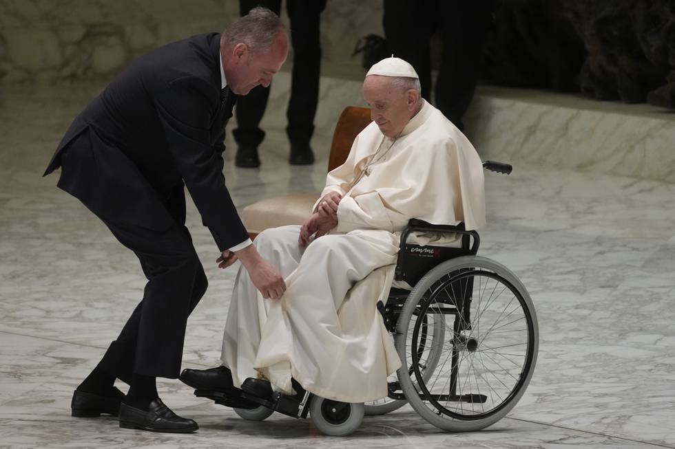 Et vondt kne har tvunget pave Frans til å bruke rullestol i det siste. Foto: Gregorio Borgia / AP / NTB