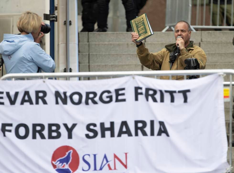 NEKTET: Sian-leder Lars Thorsen med Koranen i hånden under et arrangement i 2020, blir nektet å aksjonere på Stovner denne uken.