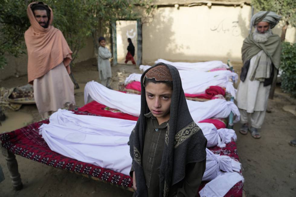 Jordskjelvet i Afghanistan skal ha krevd over 1.000 liv, men ingen har ennå oversikt over omfanget. Torsdag gravla innbyggerne i landsbyen Gayan noen av sine døde. Foto: AP / NTB 