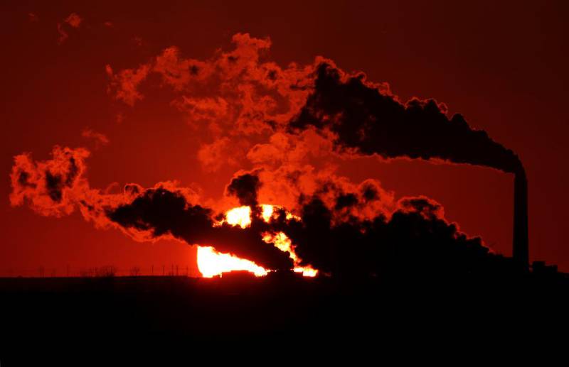 Kampen mot global oppvarming og forurensning kommer til å prege den amerikanske valgkampen tror forskere. Her er spyr det kullfyrte kraftverket Jeffrey Center i Kansas stor mengder CO2.