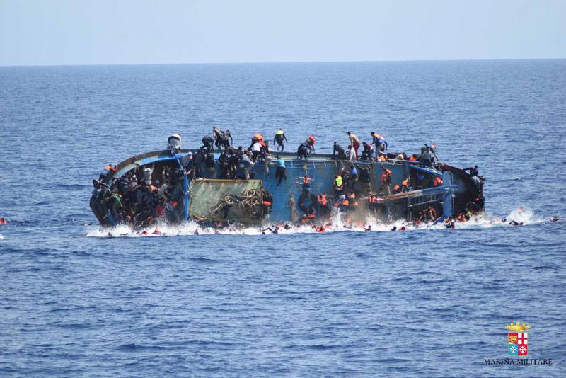  ... medan italienske marinefartøy kjem til. Båten hadde heile 500 menneske om bord ... 