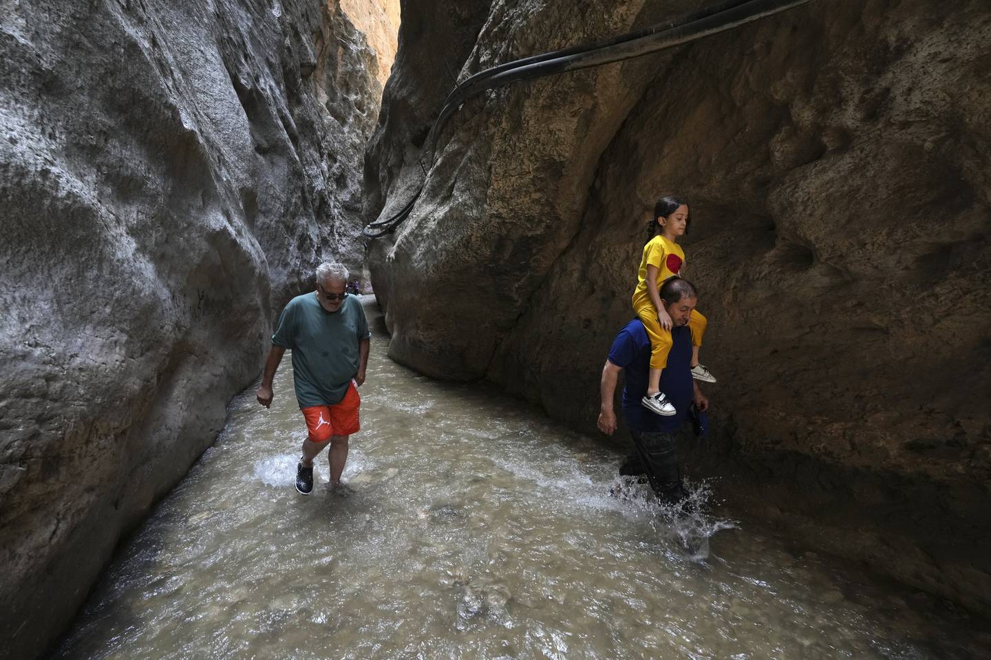 SKYGGE: Innbyggere går i en kald fjellbekk nord for Teheran i Iran. Sør i landet har det blitt målt opp til 51 varmegrader de siste dagene.