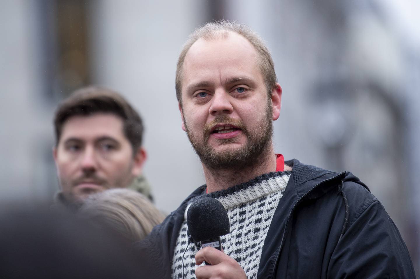 Oppsagte SAS-ansatte demonstrerer i Norge foran Stortinget på Eidsvolls plass. 2.200 skandinaviske SAS-ansatte ble oppsagt fra SAS som følge av koronapandemien. Mímir Kristjánsson fra Rødt talte kort fra scenen.
