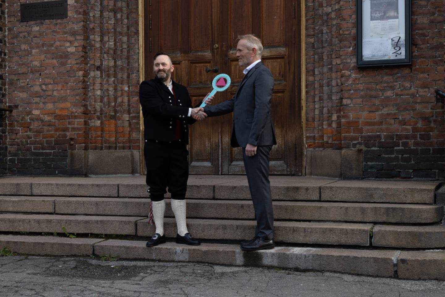 Skeivt kunst- og kultursenter åpner i Sofienberg kirke i Oslo, 26. april 2023. 

Her: Marius Hofstad, styreleder i SKOKS, tar imot nøkkelen fra kirkeverge Kjetil Haga