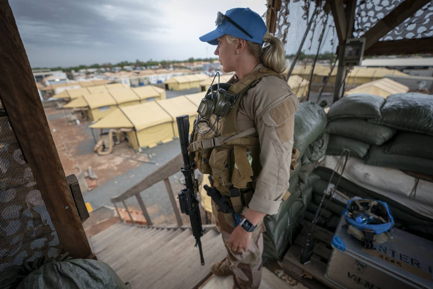 Bamako, Mali 20190531.
En kvinnelig norsk FN soldat på post i et vakttårn i Camp Bifrost i Bamako. Hun er del av den norske kontigenten som deltar i FNs fredsbevarende operasjon i Mali, MINUSMA.
Foto: Heiko Junge / NTB
