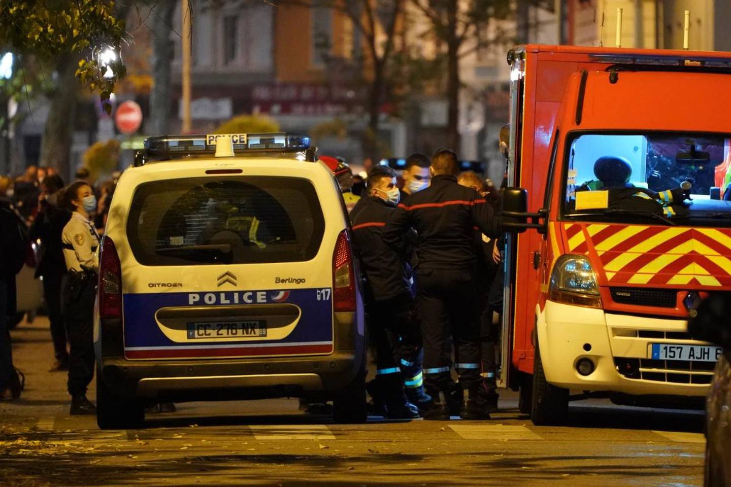 Politiet jobber på stedet i Lyon der en prest ble skutt lørdag.