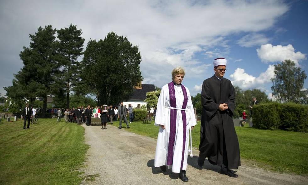 Prest Anne Mari Tronvik og imam Senaid Kobilica ledet prosesjonen fra kirken til den muslimske gravplassen på Nesodden, der det første offeret etter Utøya-massakren, Bano Rashid (18), ble gravlagt.