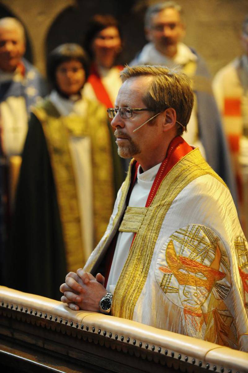 Biskop Halvor Nordhaug er glad for at soknepresten beklaget sin kommentar på Facebook.