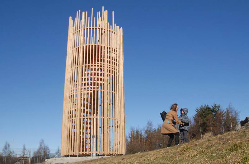Treskulptur: Med naturen i sikte er laget i heltre eik og utført ved Risør trebåtbyggeri. Begge foto: Ståle Sørensen