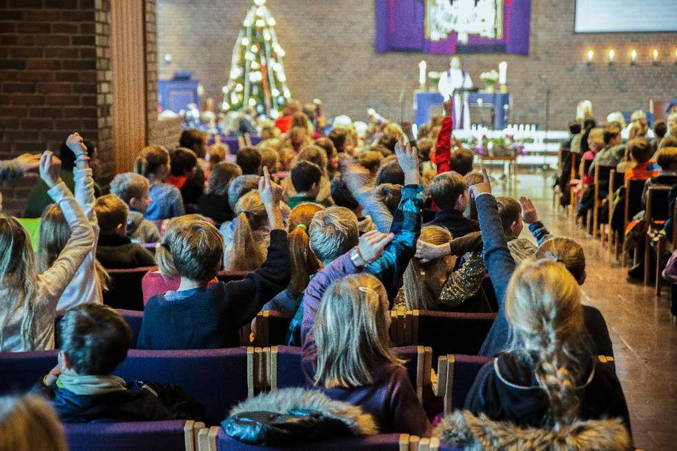 Elevene ved Arnestad skole var på skolegudstjeneste i Østenstad kirke i fjor før jul.