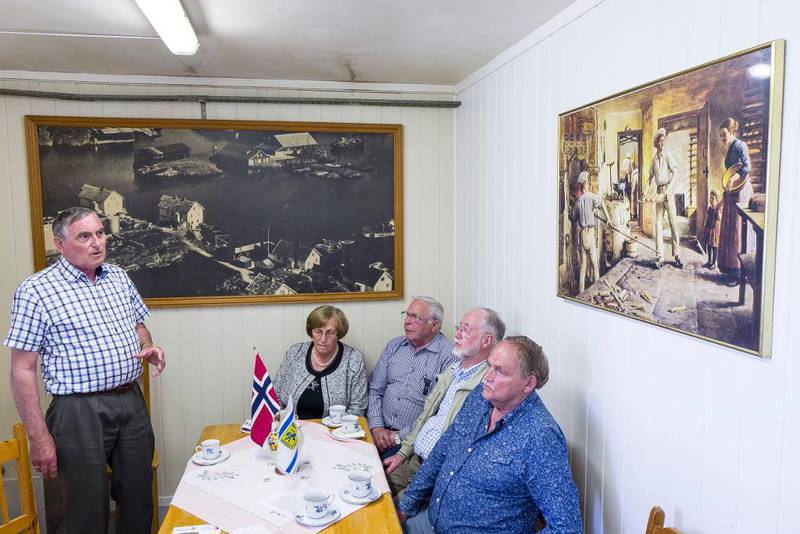 Med norsk og israelsk flagg på bordet samles De Kristne til samtaler og bønn. Josef Malvin Nilsen (stående) og Arna Andersen (fra venstre), Magne Monsen, Alf Berdinessen og Kåre Andersen.