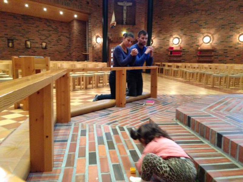 Familien Angjellari har fått endelig asylavslag. Nå sitter Genci Angjellari, kona Fatjona og datteren i kirkeasyl i Nysæter kirke. Foto: Privat