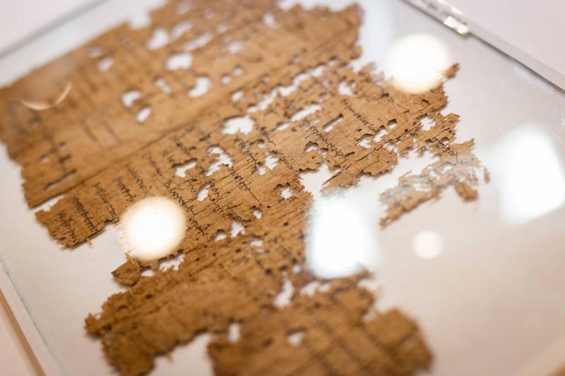 Jens Mangerud viser frem de nesten 2000 år gamle papyrusene.