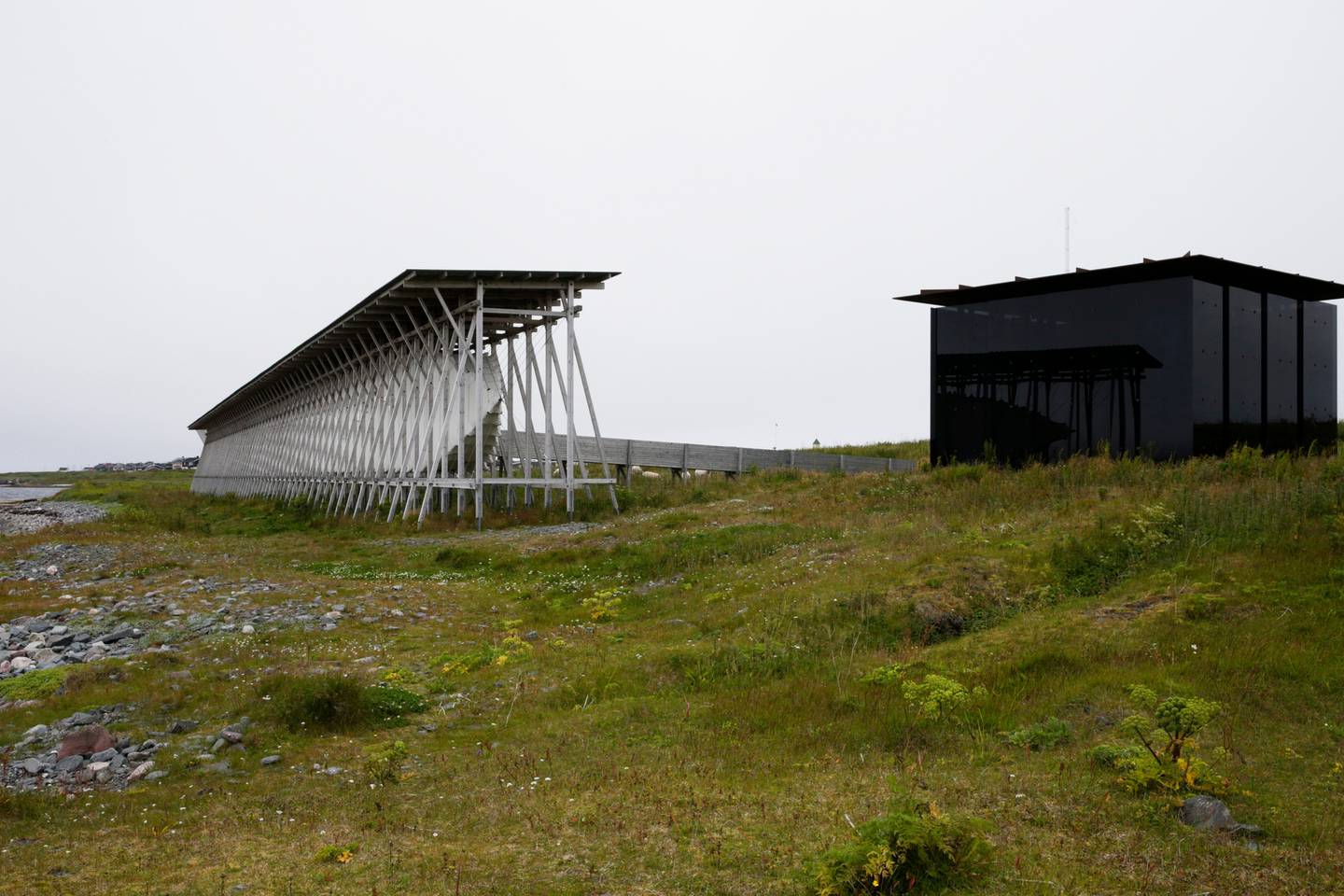 Steilneset minnested på Vardøya er reist på det stedet hvor hekseofringene skjedde. Den kjente arkitekten Peter Zumthor har tegnet både minnehallen og glassbygget. Foto: Vidar Ruud / NTB scanpix