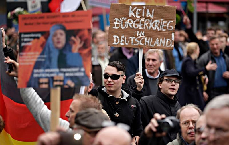 – Følg med! Den gamle nasjonalforsamlingen er stemt ut. Folket har bestemt, en ny æra begynner nå, sa Bernd Baumann da Alternativ for Tyskland (AfD) tidligere i høst debuterte i nasjonalforsamlingen i Berlin. Bildet er fra en AfD-demonstrasjon i 2015. Teksten på plakaten lyder: «Ingen borgerkrig i Tyskland».