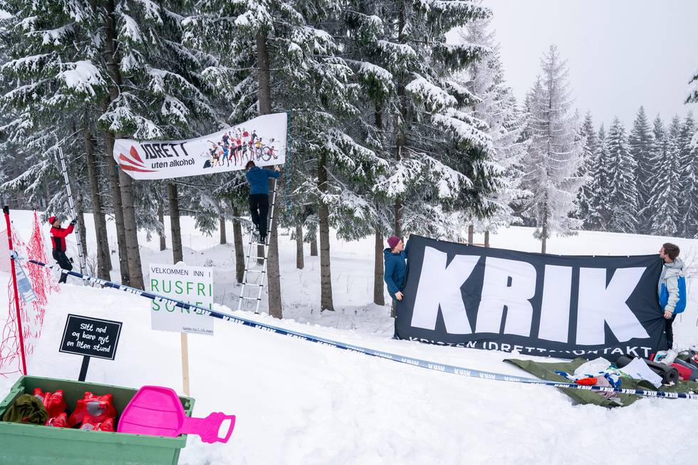 I år får Holmenkollen skifestival, som arrangerer rennet, hjelp til å lage eit alkoholfritt tilbod av idrettsorganisasjonane KRIK og Idrett Uten Alkohol.Åsmund Kleivenes, prosjektleiar for Idrett Uten Alkohol.FrivilligJacob Fredrik ØsthasselIDRETTSPREST OG PROGRAMANSVARLIGBjørnulf Tveit BenestadLEIR- OG LEDERUTVIKLINGSANSVARLIGHans Petter Berge Hammersmark
