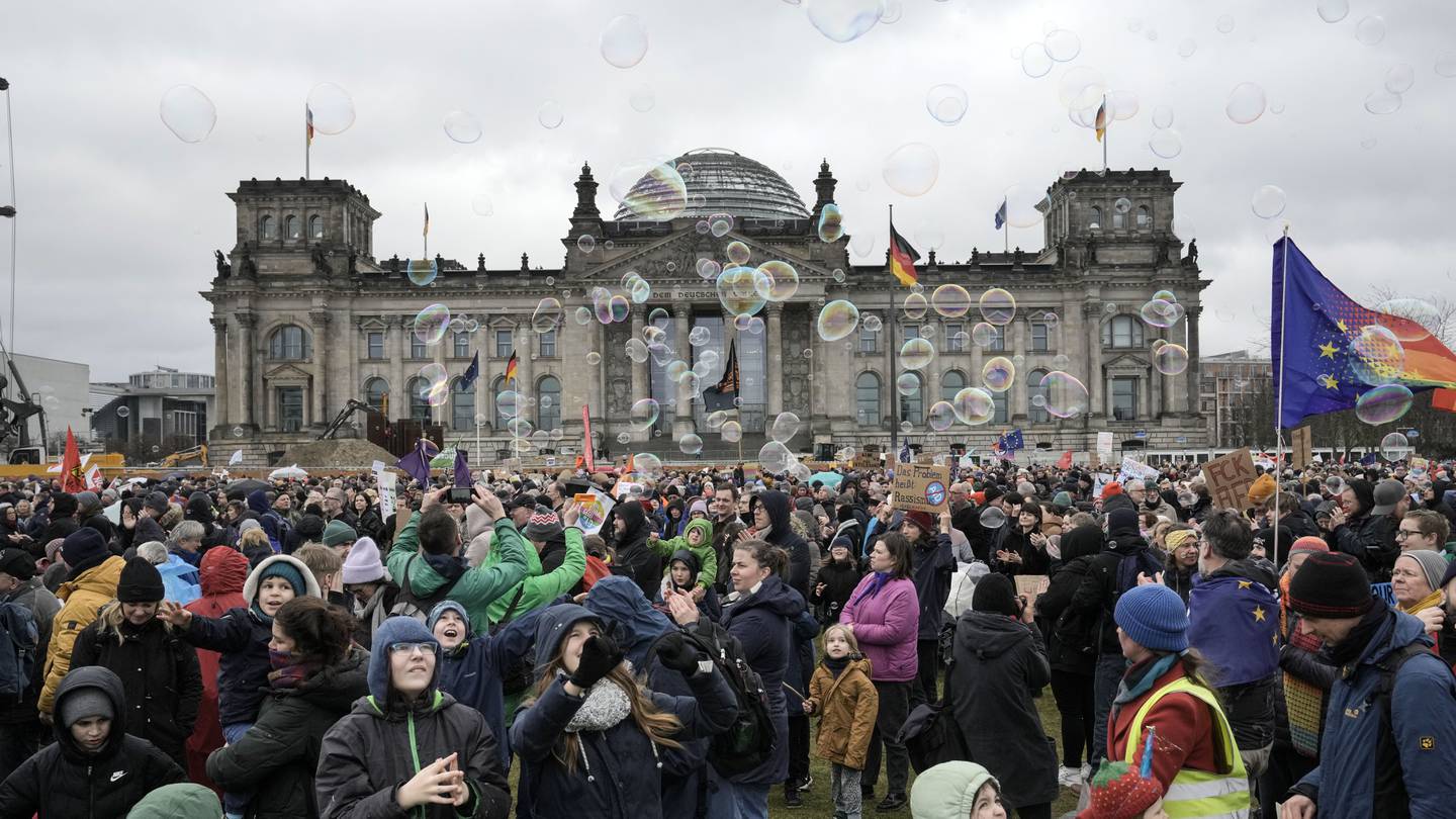 Hundretusenvis av tyskere viste sin motstand mot ytre høyre i helgen. Foto: Ebrahim Noroozi / AP / NTB