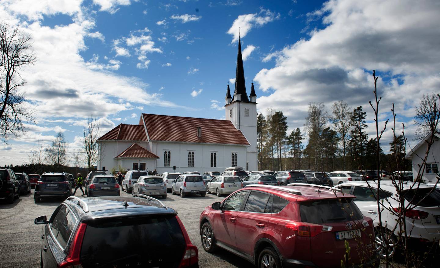 73 biler med flere hundre mennesker i fylte parkeringsplassen ved Øymark kirke fredag, i Norges første drive-in begravelse.
