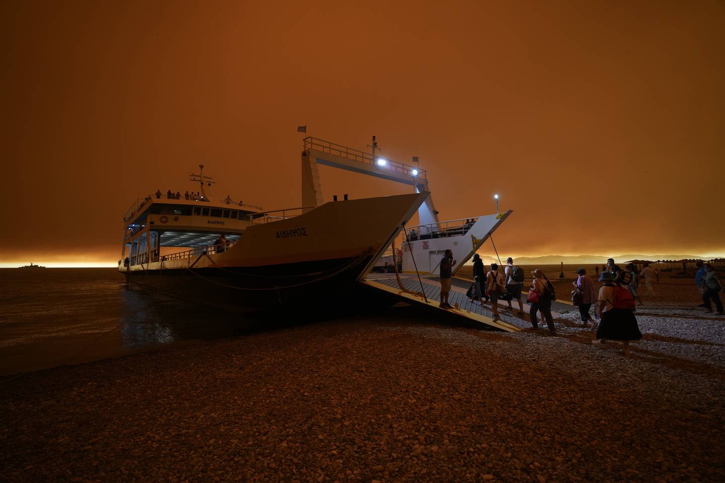EVAKUERTE: Flere av innbyggerne på den greske øya Evia ble evakuert med båt da skogbrannene herjet som verst i sommer.