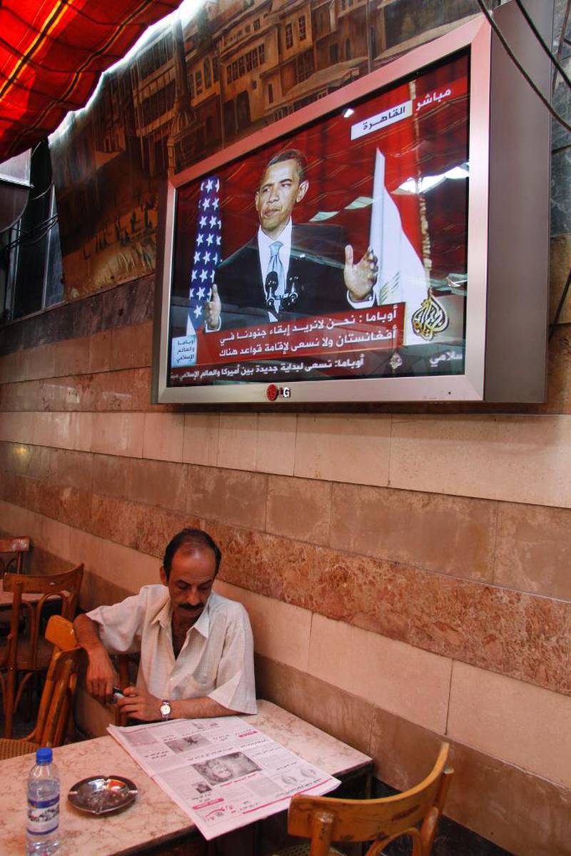 Avislesing på kafé og TV-overføring fra Barack Obamas tale i juni 2009. Andre tider i Damaskus. Lina Chawaf forteller at myndighetene hele tiden passet på hva de gjorde i ulike medier. ­­ – Livet var likevel ikke farlig så lenge vi holdt oss til å lage underholdende programmer, sier hun.