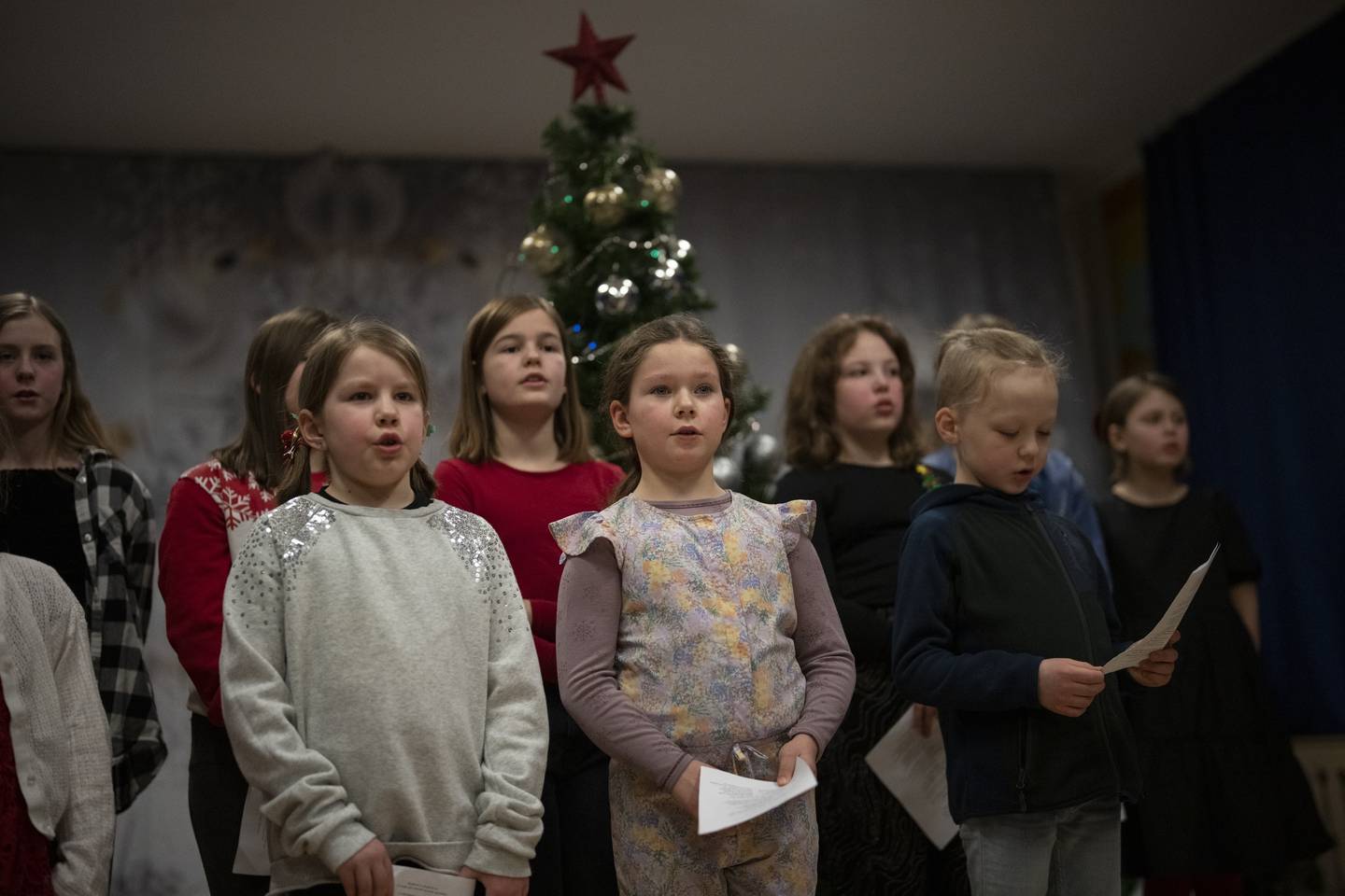 BARNEKOR: Russiske og norske barn sang sammen i koret Polargospel der de markerte ortodoks jul i Svalbards eneste kirke.