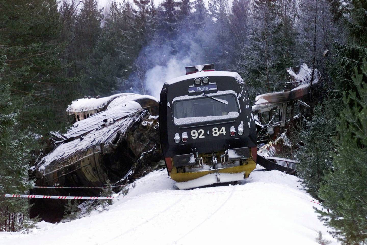 Åsta 20000105: Togulykke på Rørosbanen. Ulykkesstedet hvor to tog kolliderte og 19 personer omkom. Siste motorvogn på nordgående tog står igjen på skinnegangen onsdag morgen.