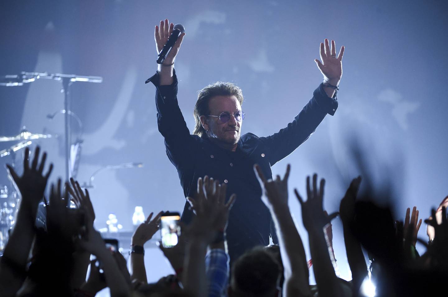 U2-sjef Bono gleder seg til nye musikalske møter. Foto: AP