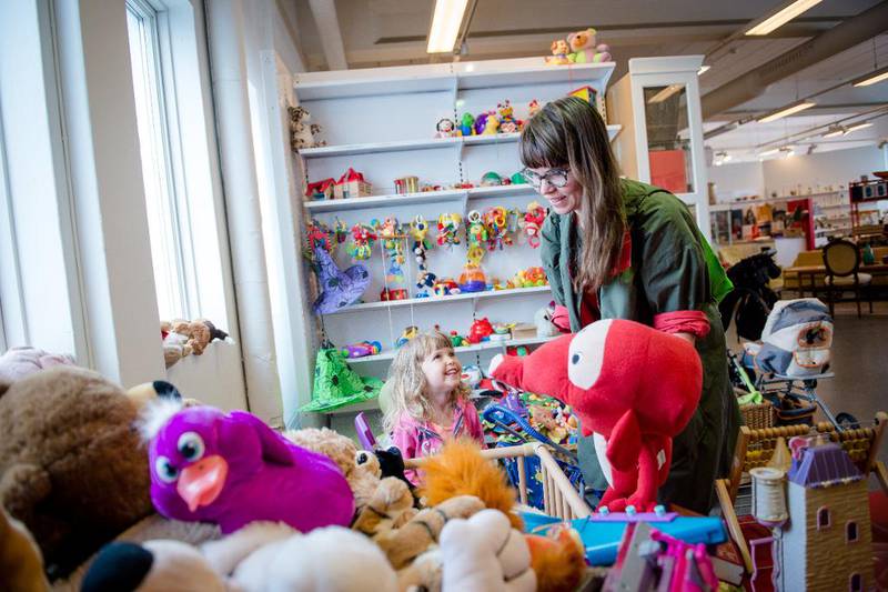 Astrid Ledang (32) har tatt med datteren Rafaelle (3) til Fretex sitt største butikkutsalg på Alnabru. Familien skal få fikset på barnerommet, og bruker sommeren siden det er da de har tid.