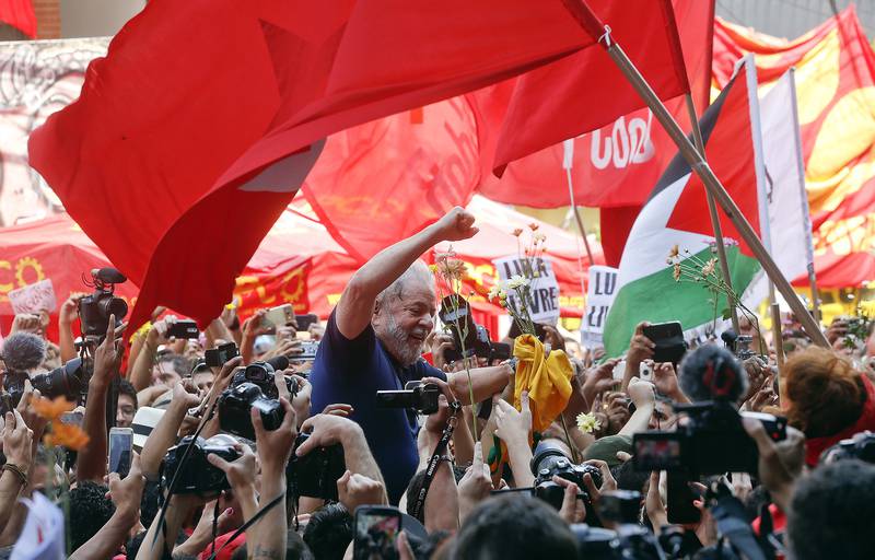 Brasils tidligere president Luiz Inácio Lula da Silva (midt på bildet) måtte for et par uker siden gå i fengsel for korrupsjon. Dommen er svært omstridt, og fengslingen fratar trolig Lula en sikker seier i høstens presidentvalg.