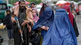 Taliban beordrer kvinner til å bære burka
