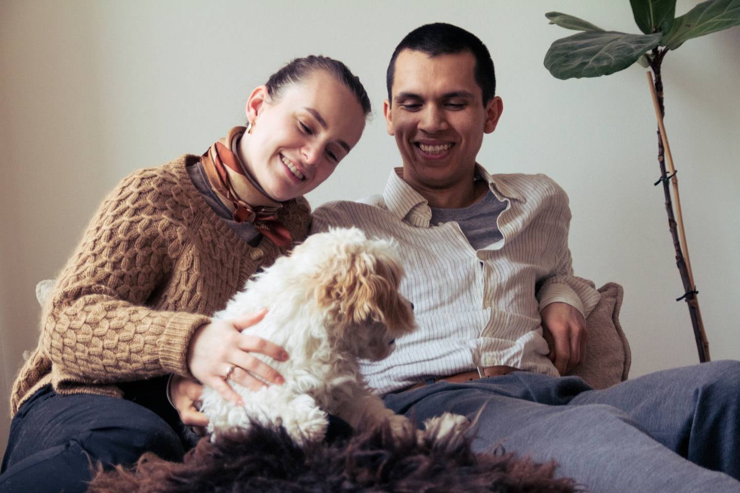 Paret Linnea Elise og Dan Cazon, fotografert hjemme i leiligheten deres.