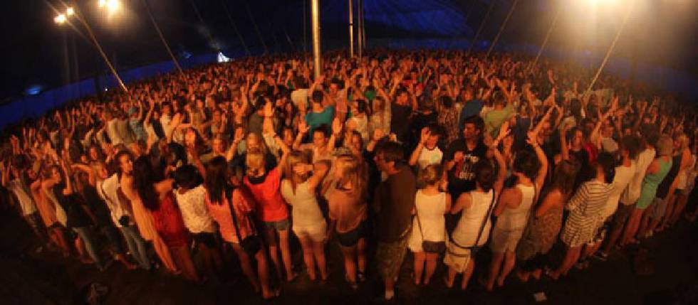 2.176 mennesker ga «high five» samtidig på Skjærgårds i fjor.