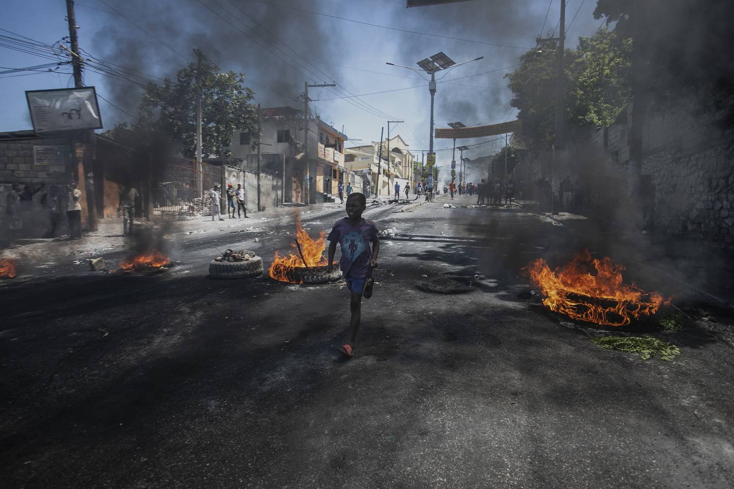 PROTEST: I september ble gatene i Port-au-Prince blokkert med barrikader og brennende bildekk.