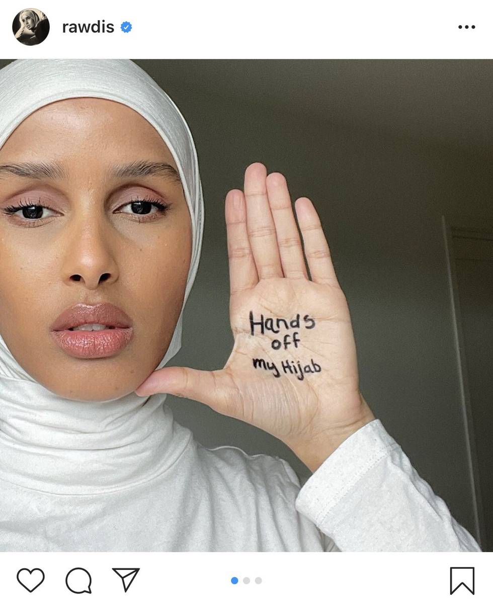 Hands off my hijab: "Henda av hijaben min" var budskapet til den norske modellen.