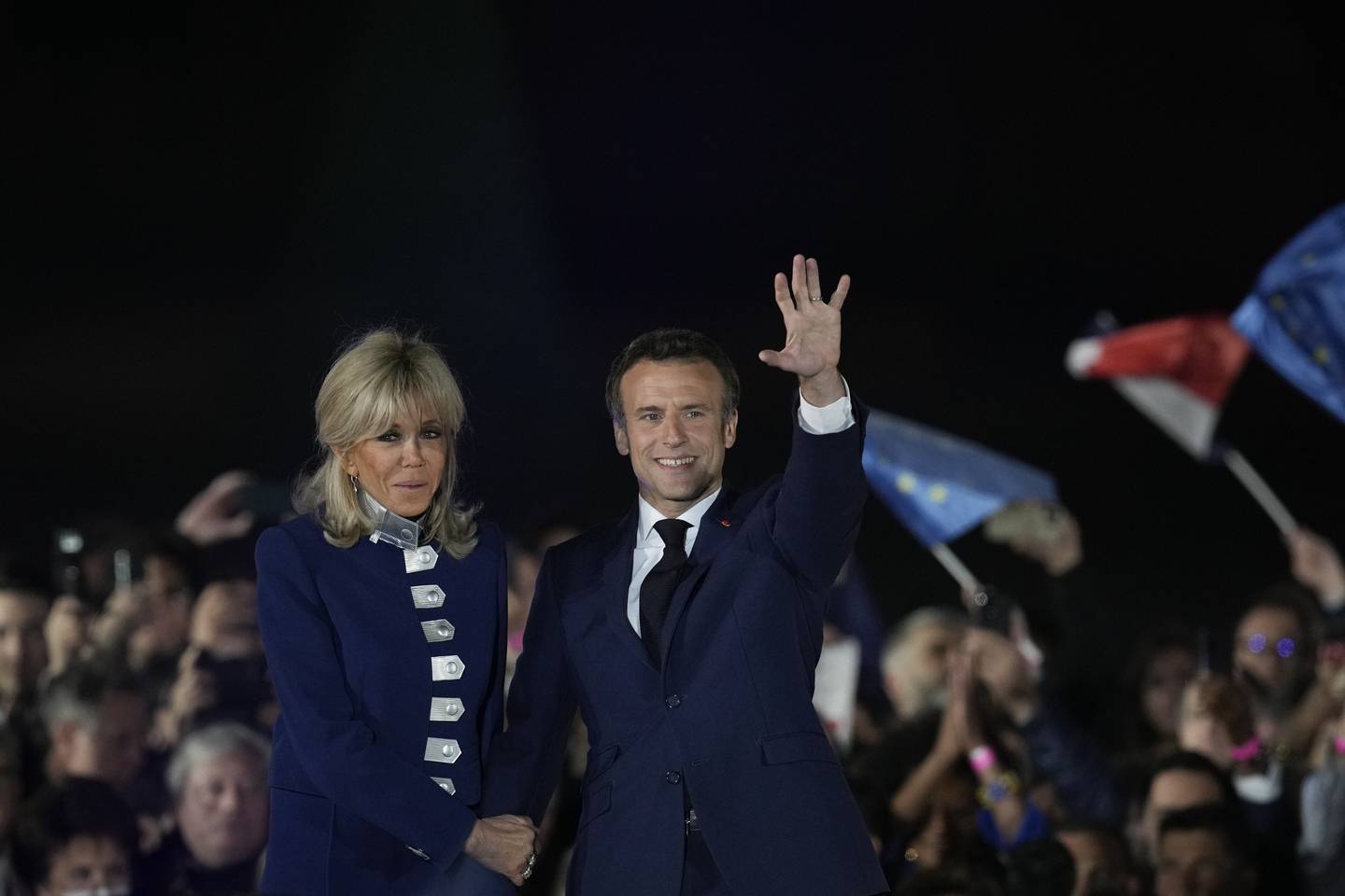 Emmanuel Macron og kona Brigitte hilste på de oppmøtte tilhengerne på Champ de Mars etter at det ble klart at han vinner det franske presidentvalget. Foto: Christophe Ena / AP / NTB