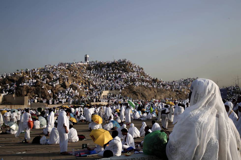 Muslimske pilgrim ber på Arafatsletten i nærheten av Mekka, Saudi-Arabia, under den årlige pilegrimsferden hajj.