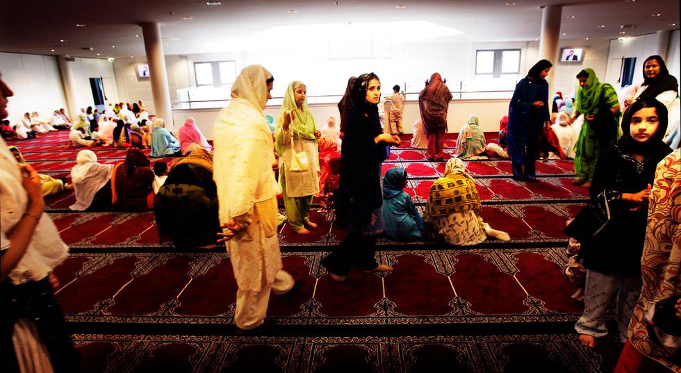 OSLO 20060611:
Kvinner under den offisielle åpningen av den nye moskeen Central Jamaat-e Ahl-e Sunnat i Oslo søndag ettermiddag. Interiør fra msokeen med mange kvinner på bønneteppene.
Foto: Lise Åserud / SCANPIX