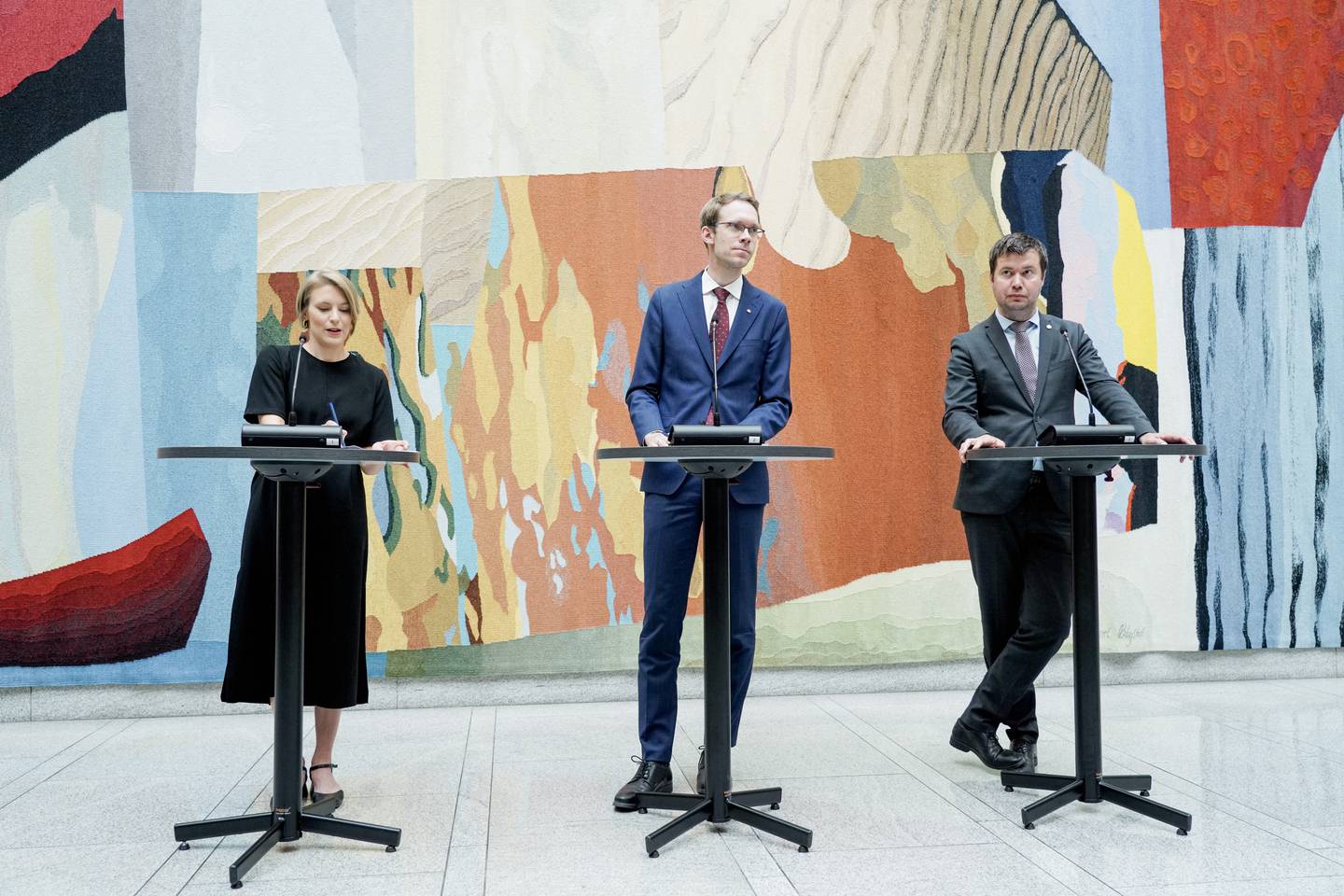 Kari Elisabeth Kaski (SV), Eigil Knutsen (Ap) og Geir Pollestad (Sp) er kommet til enighet i revidert nasjonalbudsjett for 2023, men de har også spikret mye politikk for neste år. Foto: Ole Berg-Rusten / NTB