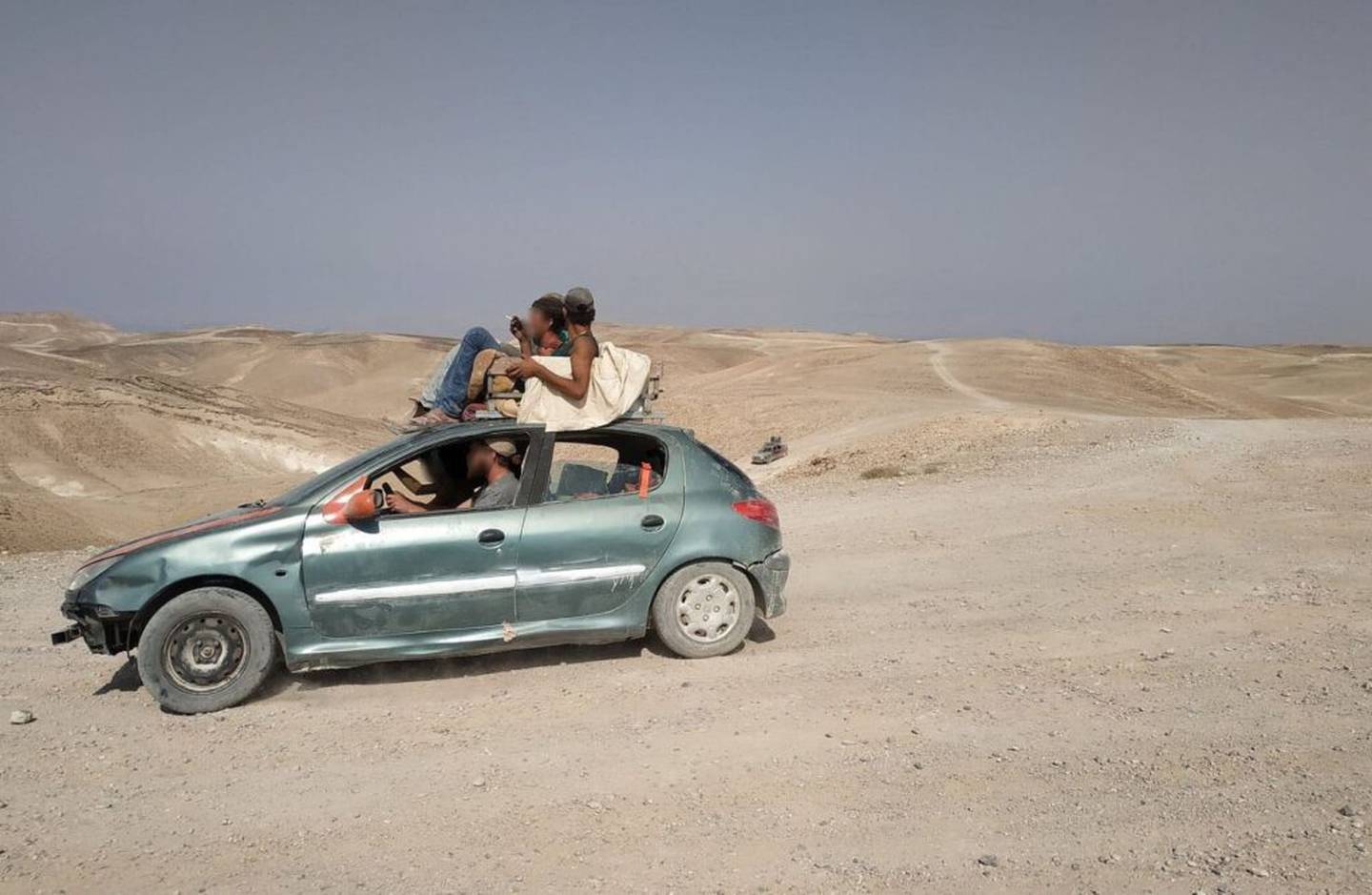 Unge settlere  nær Desert Frontier-basen nær Rujum al-Naqa