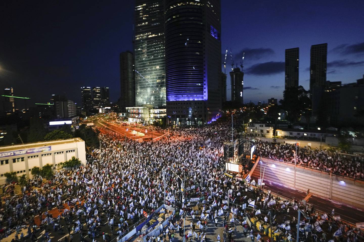 Masseprotestene mot statsminister Benjamin Netanyahu og den israelske regjeringens varslede rettsreformer fortsetter i Israel. Slik så det ut i sentrum av Tel Aviv sist lørdag. Foto: AP / NTB