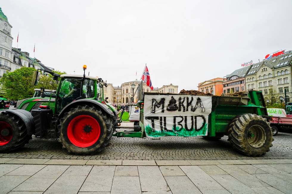 Oslo 20210511. 
Traktorer fra hele landet har kjørt inn til Oslo sentrum der bondeorganisasjonene demonstrerer i forbindelse med årets jordbruksoppgjør.  
Foto: Terje Pedersen / NTB