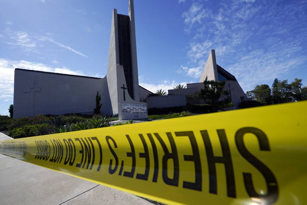 En mann ble drept i en skyteepisode i Geneva presbyterianske kirke i Laguna Woods i California søndag. Fire ble alvorlig såret i skytingen, ifølge politiet. Foto: Damian Dovarganes / AP / NTB