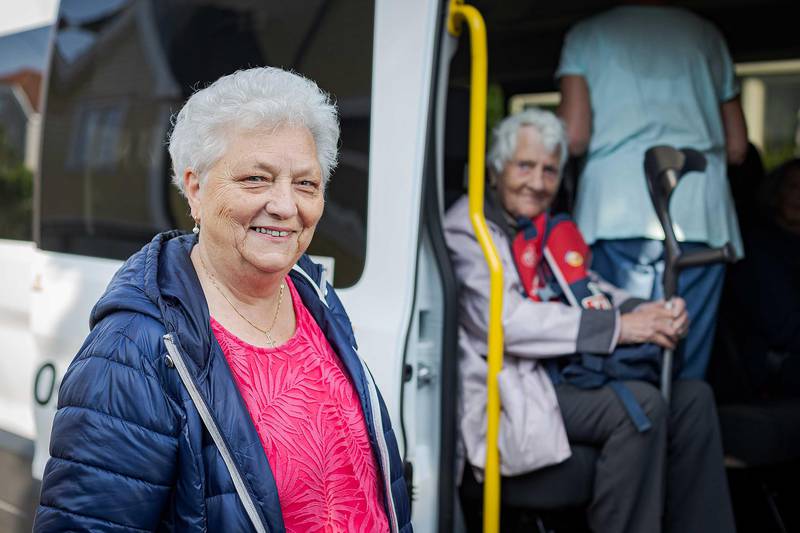 Liv Gistad trer inn i bussen med veninnene før de kjører til Fredrikstad.