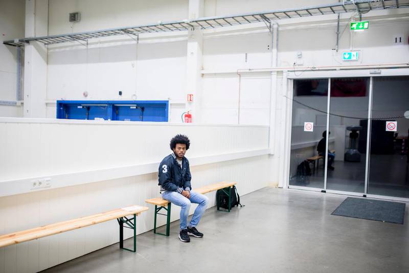 Saleh Muhammednuer venter ved inngangen til ankomstsenteret. Han har kommet seg hele veien fra Eritrea. Nå begynner den første fasen i livet som asylsøker i Norge.