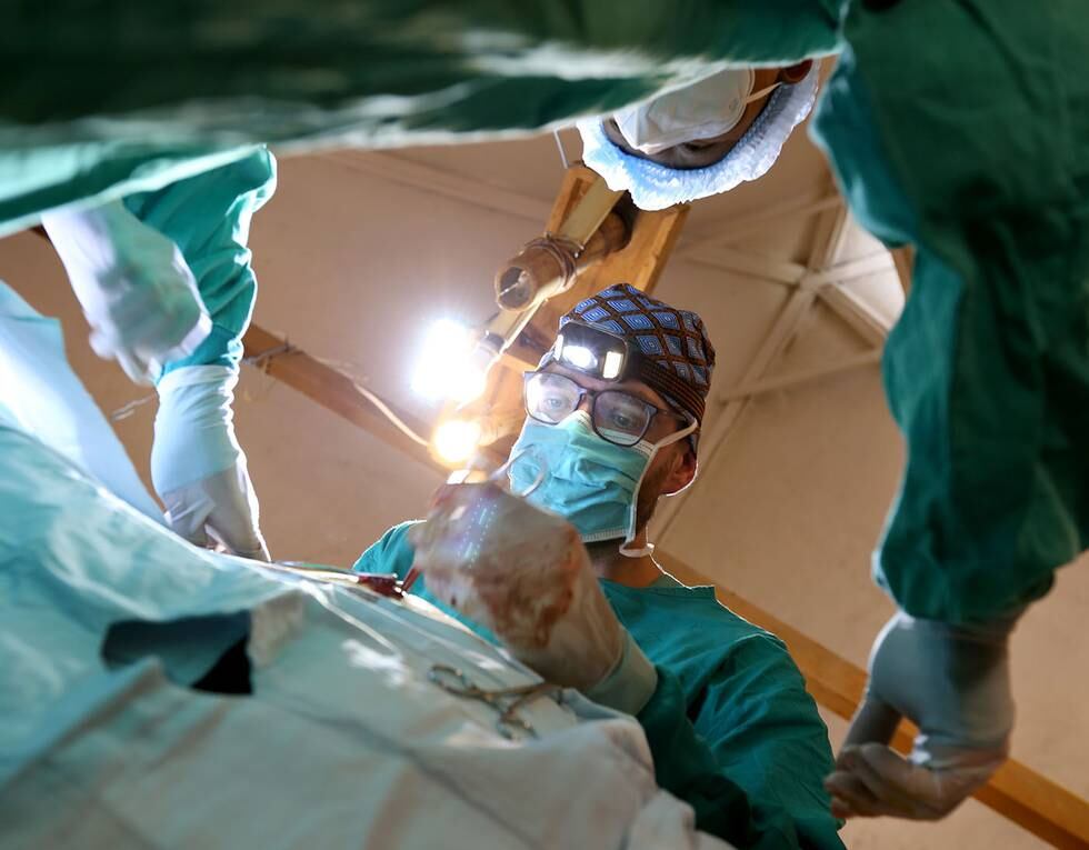 Kirurg Matt Spreadbury har sett folk blø ut på operasjonsbordet medan bombeflya drønna forbi på himmelen. Han kom til Myanmar med eit bibelord i bagasjen.