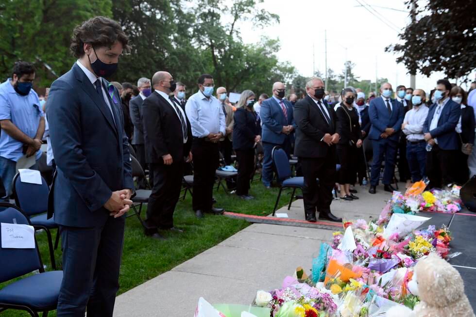 Statsminister Justin Trudeau og Ontarios provinsminister Doug Ford deltok i minnemarkeringen for de fire muslimene som ble drept i bilangrepet søndag.
Foto: Nathan Denette / The Canadian Press via AP / NTB